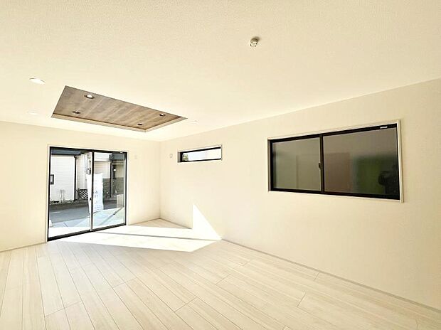 大きな窓からたっぷりの陽光と風を感じられるリビング  