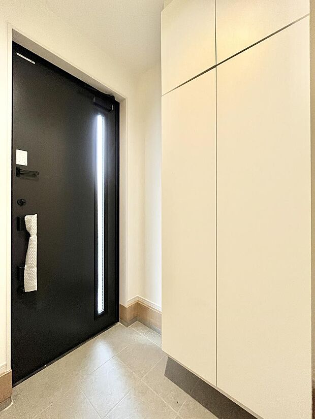 ガラススリットの入った玄関ドアが室内に光を届けてくれます