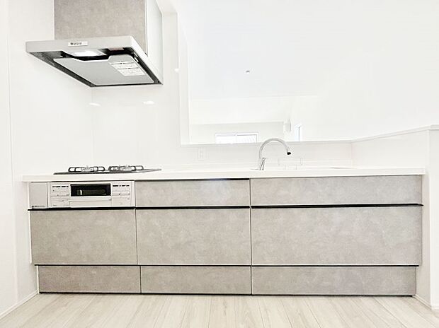 ◆14号棟◆〜Kitchen〜 デザイン性と機能性を兼ね備えたキッチン。 リビングスペースとの一体感が生まれ、広々空間を演出してくれます。 収納容量も豊富で、お手入れ楽々なキッチン。