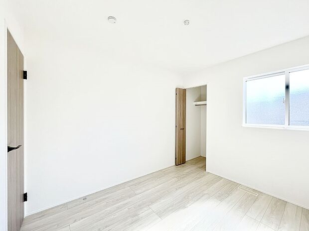 ◆14号棟◆〜Bed Room〜　木の温もりがやさしいフローリングは安らぎをもたらすプライベート空間。明るめのフローリングですので、壁紙ともマッチし、お部屋を更に広く見せてくれる効果も。