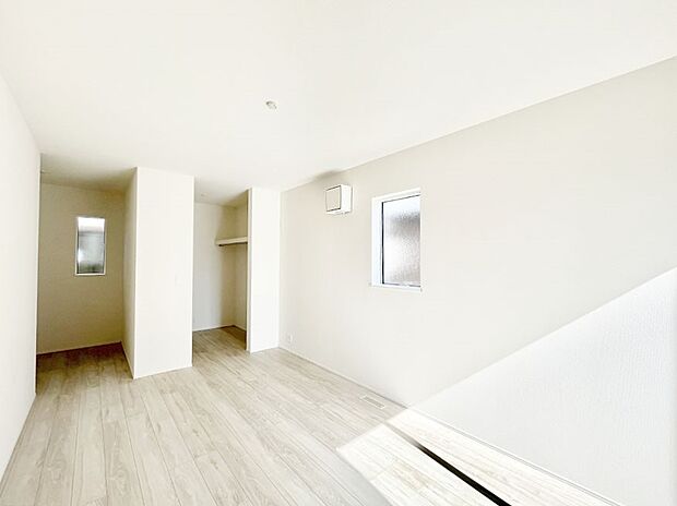 ◆14号棟◆〜Bed Room〜 「今日も一日お疲れ様」とご夫婦でゆったりくつろげる寝室。毎日の家事やお仕事に疲れた日はフカフカのベットで癒されてください。テレビや本棚をおいても快適な広さが自慢♪