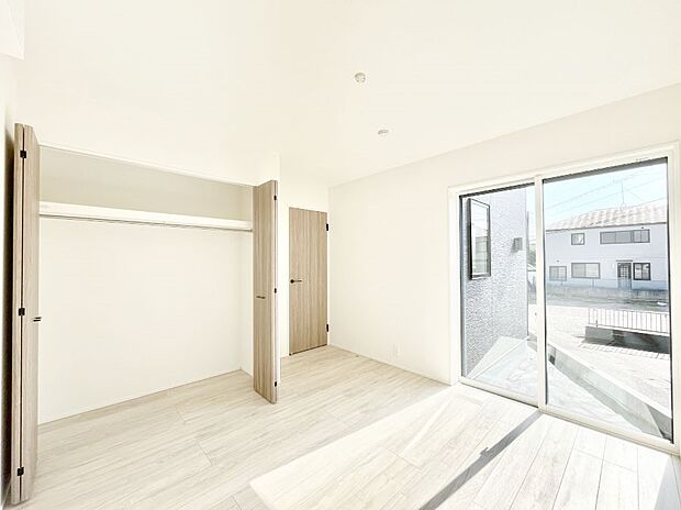 ◆14号棟◆〜Bed Room〜 全居室には収納クローゼットを完備!普段使いのお洋服や小物はもちろん、季節物のお洋服などもしっかりと整理整頓おしまい頂けます。 居室空間を広く使用できますね。
