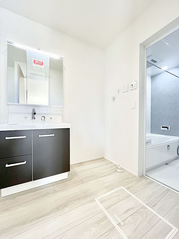 ◆14号棟◆〜Dressing Room〜 十分な大きさの洗面台は収納もさる事ながら、身だしなみチェックや歯磨きなど、朝の慌ただしい時間でもホテルライクなスペースで余裕とゆとりを感じて頂けます。