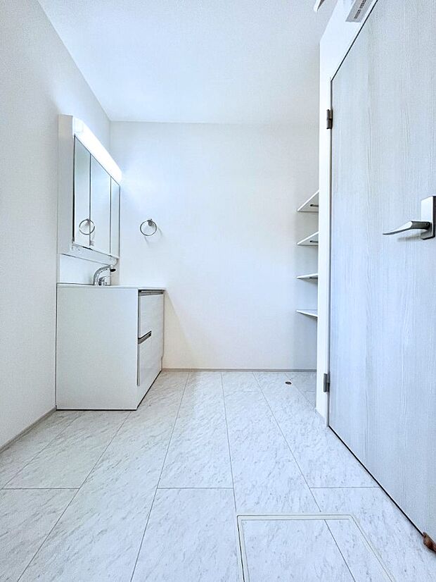 清潔感のある快適空間です。毎日の身支度も気持ち良くお使い頂けます。 