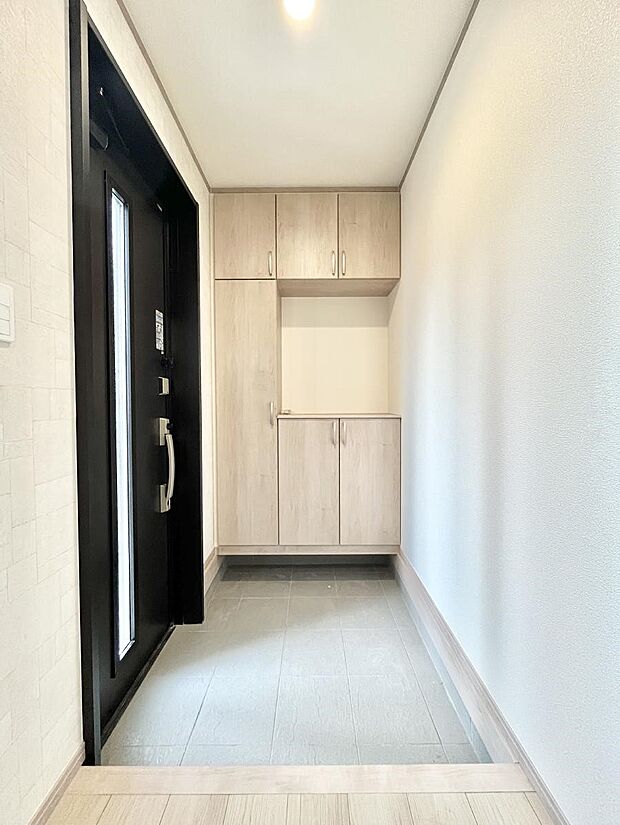 ◆B号棟◆〜Entrance〜 玄関は家の顔といわれますが我が家のセンスをさりげなく感じさせる魅力ある玄関造りも楽しみの一つ。帰宅する度に家族がほっとできる心地よい空間造りも大切ですね♪