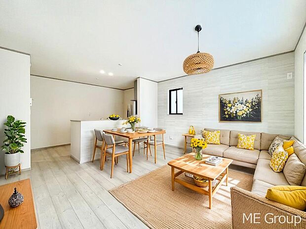 ◆B号棟◆〜Living〜 飽きの来ないシンプルでおしゃれなLDK。大きな窓から日差しが差し込むので室内も明るく、家族の憩いの場としてピッタリです。日当たりの良さを是非ご覧ください! ※家具はCGです