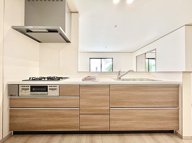 ◆B号棟◆〜Kitchen〜 リビングが見渡せるカウンターキッチン。 料理をしながら家族とコミュニケーションをとれるだけでなく、大きな開放感も得ることができます。 お子様の成長も感じることができますね!