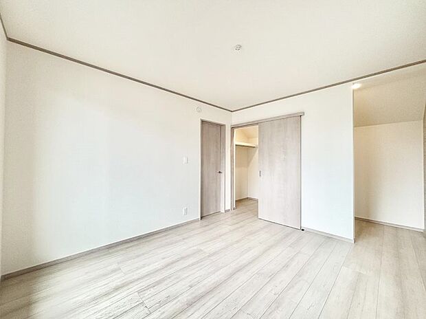 ◆B号棟◆〜Bed Room〜 「今日も一日お疲れ様」とご夫婦でゆったりくつろげる寝室。毎日の家事やお仕事に疲れた日はフカフカのベットで癒されてください。テレビや本棚をおいても快適な広さが自慢♪