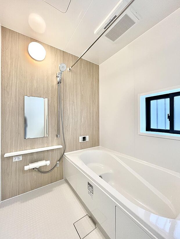 ◆B号棟◆〜Bath Room〜 窓付きのバスルームは、採光もあり明るく気持ちの良い空間です。窓があることで、換気環境も良好。ゆったり寛げるバスルームで、毎日のバスタイムが楽しみになりそうです。