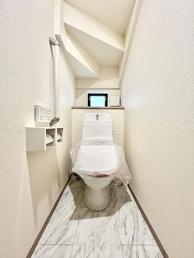 ◆B号棟◆〜Toilet〜 清潔感のある水回り♪トイレはウォシュレット付きです◎トイレは毎日使わざるを得ないもの。いつも清潔を保ちたいですね。トイレが2ヶ所あるので朝の混雑時に便利です!