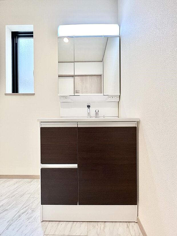 ◆B号棟◆〜Dressing Room〜 暗くなりがちな洗面所も窓があると採光と換気が可能なので気持ちよくお使い頂けます。三面鏡タイプの洗面台は鏡裏収納で散らかりがちな洗面所もスッキリ♪