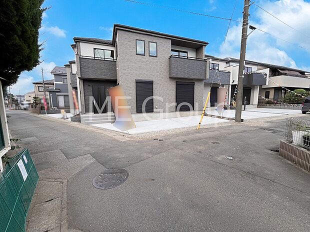 〜Exterior〜 前面道路:南 4m 私道、西 3.54m 公道 低層の一戸建てを中心とした街並みが整然と続き、周辺は高い建物が建っていないので、緑の多い閑静な趣を感じる環境です。