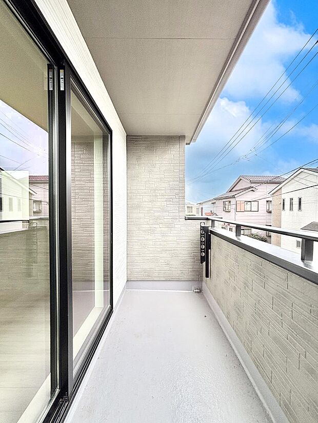 ◆B号棟◆〜Balcony〜 南向きのバルコニーの前には雲以外に太陽を遮るものがありません。お洗濯物も乾きやすく、何より明るく気持ちのいい光が入ってきます。使いやすく開放的なバルコニーです♪