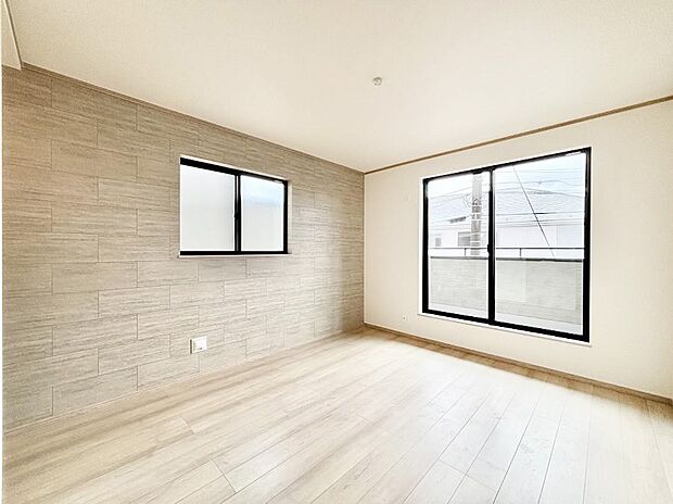 ◆B号棟◆〜Bed Room〜 2面採光を確保した明るい室内は、風通しも良く、大変居心地の良い空間となっております。爽やかな風を感じて起きる朝は、快適生活の始まりに!日当たりや通風がとても良い住まい♪