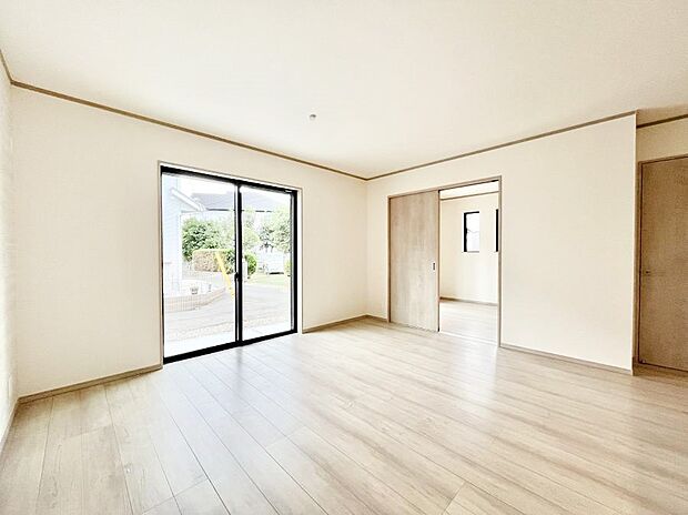 ◆B号棟◆〜Living〜 豊かな陽光がこの場所を照らしだす。光溢れるこの空間はみんなの笑顔が集う場所、時を忘れ、つきることのないたわいもない会話を楽しむ時間、たくさんの思いが綴られる場所。