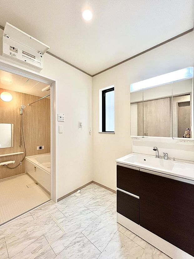 ◆B号棟◆〜Dressing Room〜 十分な大きさの洗面台は収納もさる事ながら、身だしなみチェックや歯磨きなど、朝の慌ただしい時間でもホテルライクなスペースで余裕とゆとりを感じて頂けます。