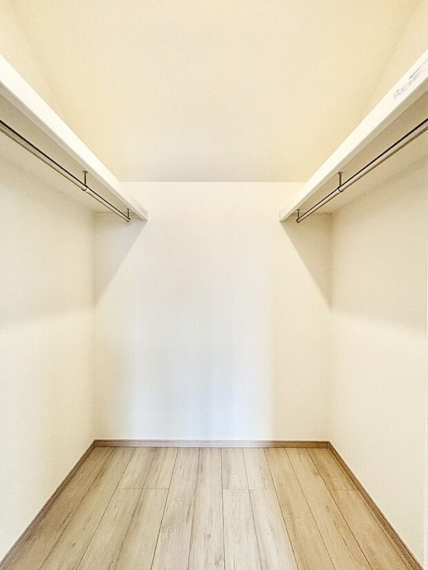 ◆B号棟◆〜Walk-in Closet〜 たくさんの洋服をかけてもシワになりにくいウォークインクローゼット。洋服以外にも、普段使わない家電やスーツケース、ストック品など何でも片付く嬉しい空間です。