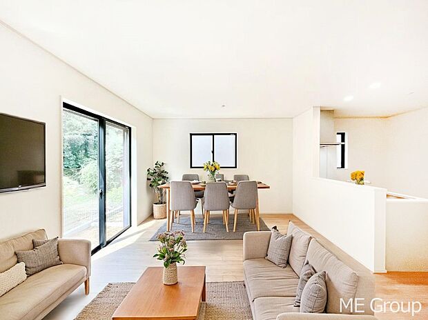 ◆2号棟◆〜Living〜  豊かな陽光がこの場所を照らしだす。  光溢れるこの空間はみんなの笑顔が集う場所、時を忘れ、つきることのないたわいもない会話を楽しむ時間、たくさんの思いが綴られる場所。