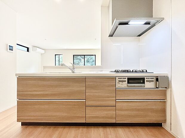 ◆2号棟◆〜Kitchen〜　広くて使いやすいキッチンなら家族でいっしょに料理をつくったり、後片付けも手間なくできちゃいます♪収納もたっぷりあるので、いつもすっきりと清潔な印象を保てます。