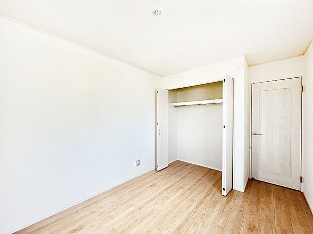 ◆2号棟◆〜Bed Room〜  居室には収納クローゼットを完備！普段使いのお洋服や小物はもちろん、季節物のお洋服などもしっかりと整理整頓おしまい頂けます。  居室空間を広く使用できますね。