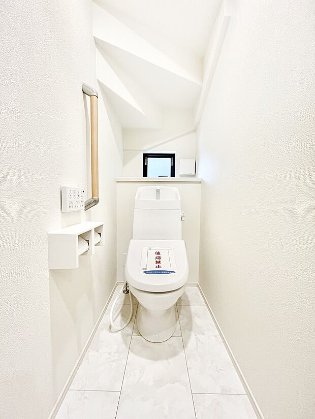 ◆2号棟◆〜Toilet〜　清潔感のある水回り♪トイレはウォシュレット付きです◎トイレは毎日使わざるを得ないもの。いつも清潔を保ちたいですね。トイレが2ヶ所あるので朝の混雑時に便利です！