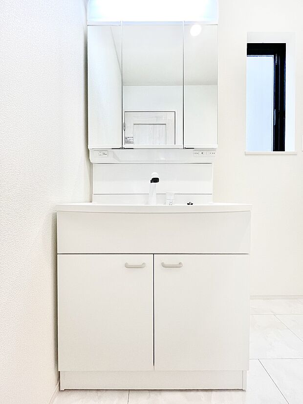 ◆2号棟◆〜Dressing Room〜　十分な大きさの洗面台は収納もさる事ながら、身だしなみチェックや歯磨きなど、朝の慌ただしい時間でもホテルライクなスペースで余裕とゆとりを感じて頂けます。