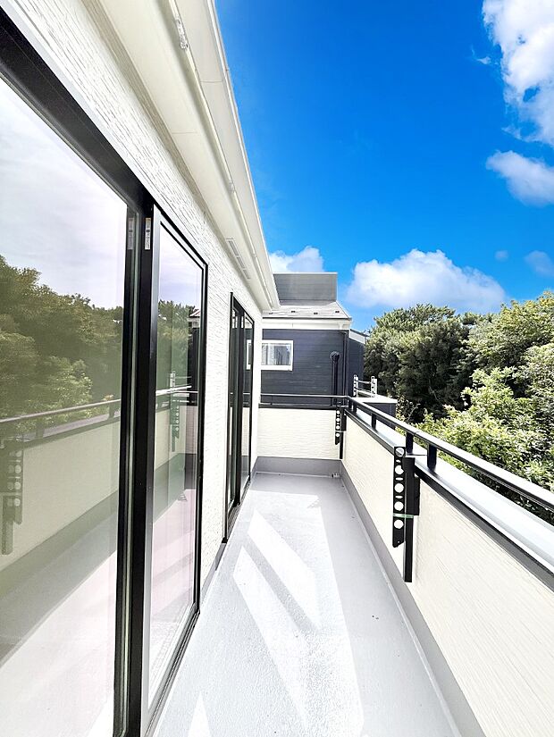◆2号棟◆〜Balcony〜  大きな空に囲まれた気持ちのいい家。バルコニーを覗くだけで圧倒的な開放感に包まれます。  バルコニーは陽がさしこみお布団や洗濯物を気持ちよく干すことができます。