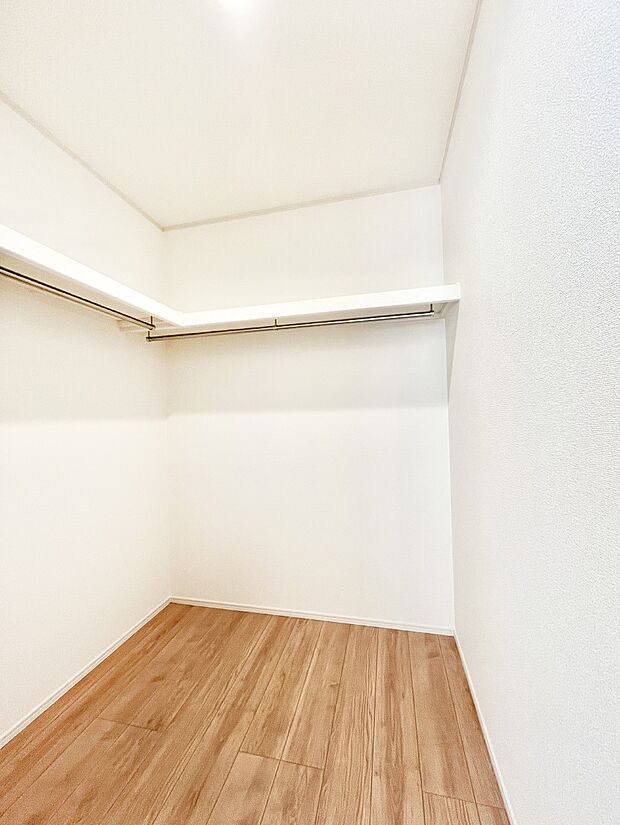 ◆2号棟◆〜Walk-in Closet〜　たくさんの洋服をかけてもシワになりにくいウォークインクローゼット。洋服以外にも、普段使わない家電やスーツケース、ストック品など何でも片付く嬉しい空間です。
