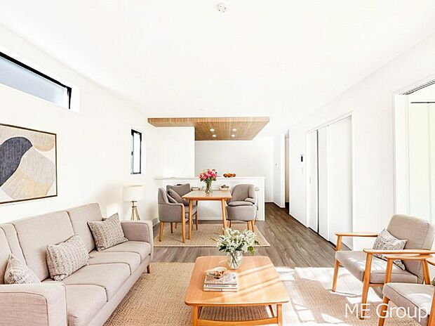 家族の和やかな会話が聞こえてきそう。開放感のあるリビングです。※家具はCGです  