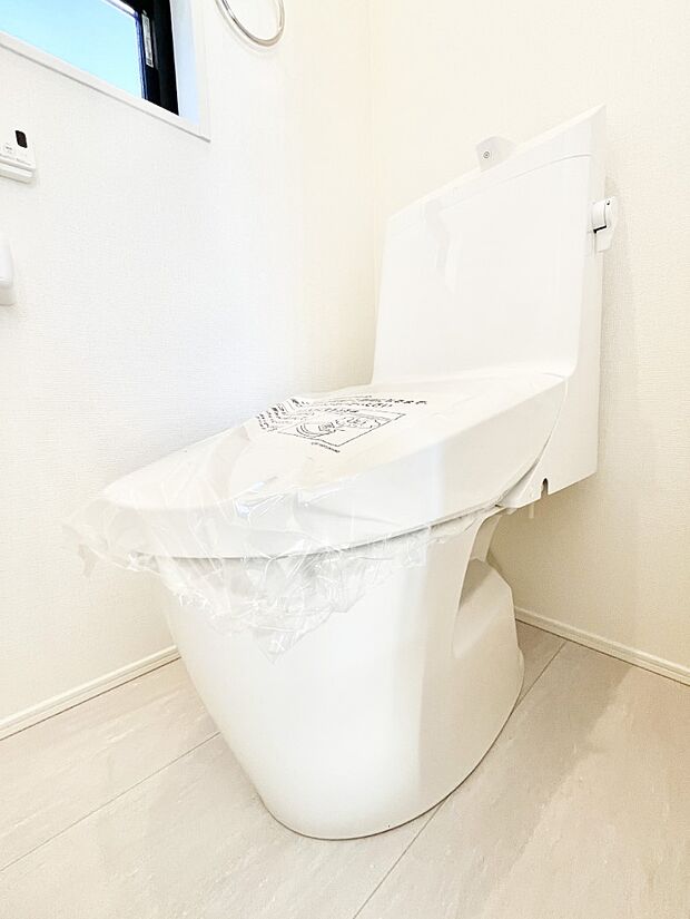 明るく清潔感のあるトイレです。 