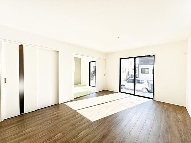 明るい陽光が注ぎ、寛ぎの雰囲気に満たされるダイニング。   