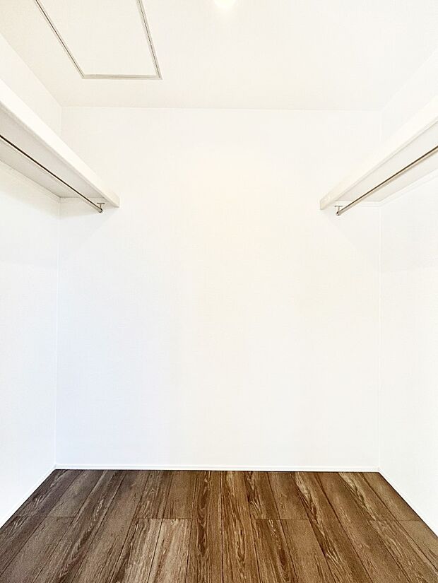 ウォークインクローゼット付きで生活空間を広く利用できます。