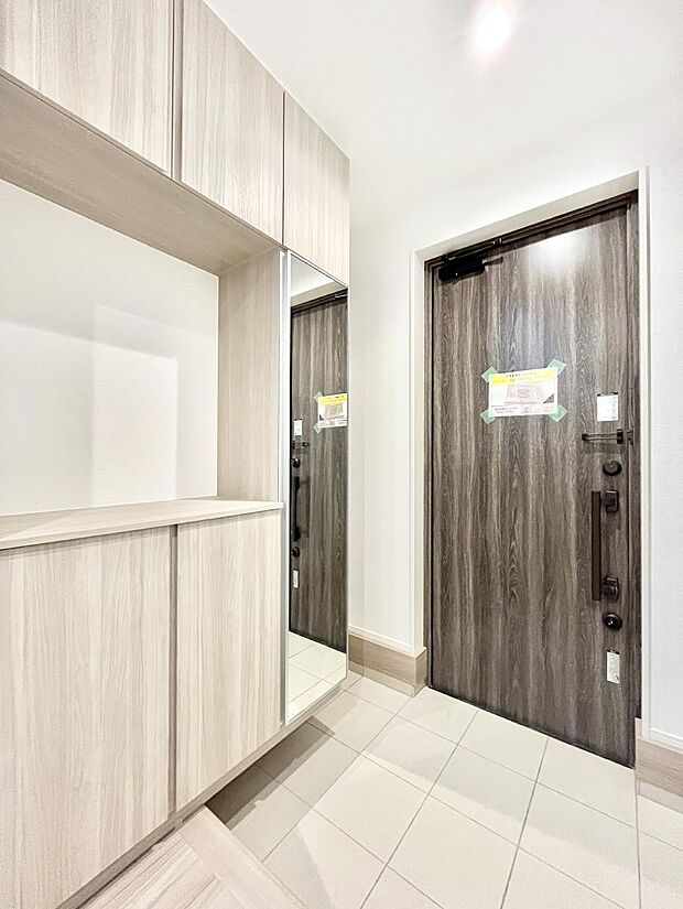 〜Entrance〜　下駄箱ミラー付なので、お出かけ前の身だしなみチェックに◎♪玄関はお客様をお出迎えする一番最初の場所、帰ってくる時に入る最初の場所。そんな場所だからこそ、より良い空間に…♪