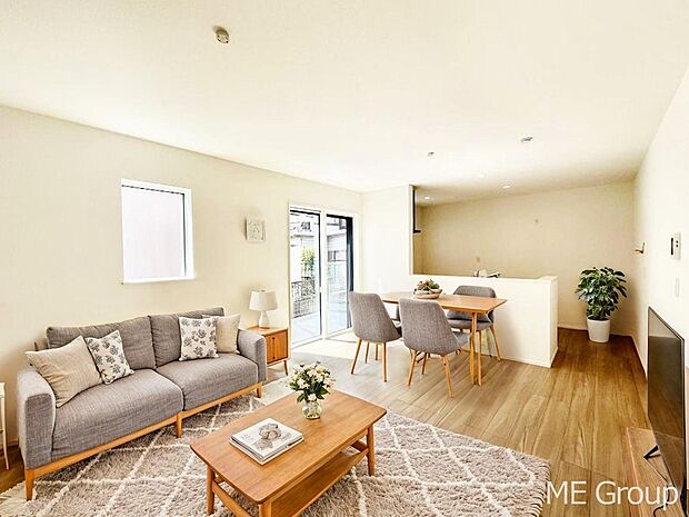 〜Living〜 家族の会話や笑顔が行き交うリビングです。子供が走ってる姿を見ながら、大きなソファやダイニングテーブルでゆったり食事をしたりくつろぎたい♪そんな夢が叶えられる空間です!※家具はCGです