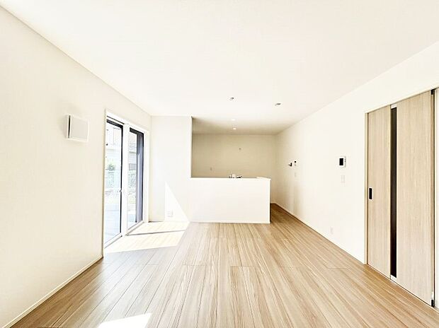 ~Living~ 家族の食事や団らんのほか、子どもを遊ばせたり、友人を招いたりするLDKは住まいの中心。長時間過ごす場所だから、その空間は住まい全体の居心地を左右します。