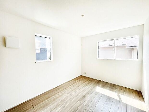 〜Bed Room〜 2面採光を確保した明るい室内は、風通しも良く、大変居心地の良い空間となっております。爽やかな風を感じて起きる朝は、快適生活の始まりに!日当たりや通風がとても良い住まい♪