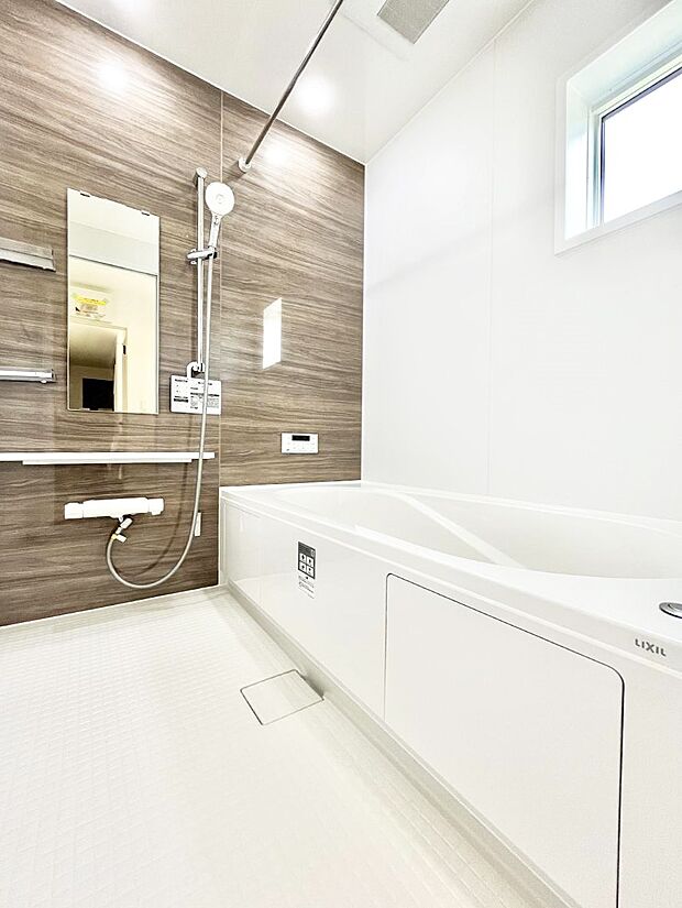 〜Bath Room〜 足を伸ばして入浴することが可能!一日の疲れを癒す貴重なバスタイムです。お子様とご一緒でも十分な広さなので、リビングとは違った家族団欒のひと時をお楽しみいただけます。