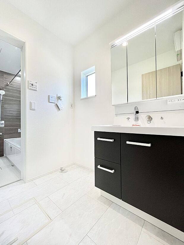 ~Dressing Room~ 暗くなりがちな洗面所も窓があると採光と換気が可能なので気持ちよくお使い頂けます。三面鏡タイプの洗面台は鏡裏収納で散らかりがちな洗面所もスッキリ♪