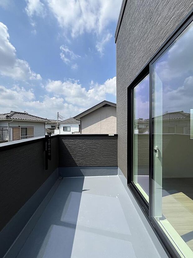 〜Balcony〜 南向きのバルコニーの前には雲以外に太陽を遮るものがありません。お洗濯物も乾きやすく、何より明るく気持ちのいい光が入ってきます。使いやすく開放的なバルコニーです♪