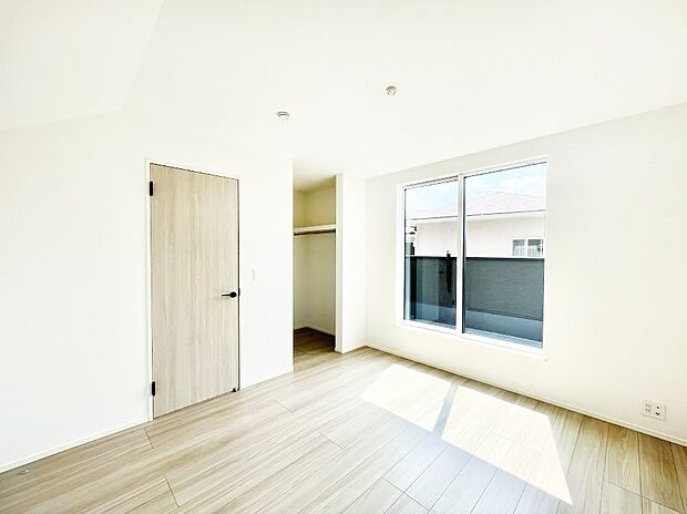 ~Bed Room~ 「今日も一日お疲れ様」とご夫婦でゆったりくつろげる寝室。 毎日の家事やお仕事に疲れた日はフカフカのベットで癒されてください。テレビや本棚をおいても快適な広さが自慢♪