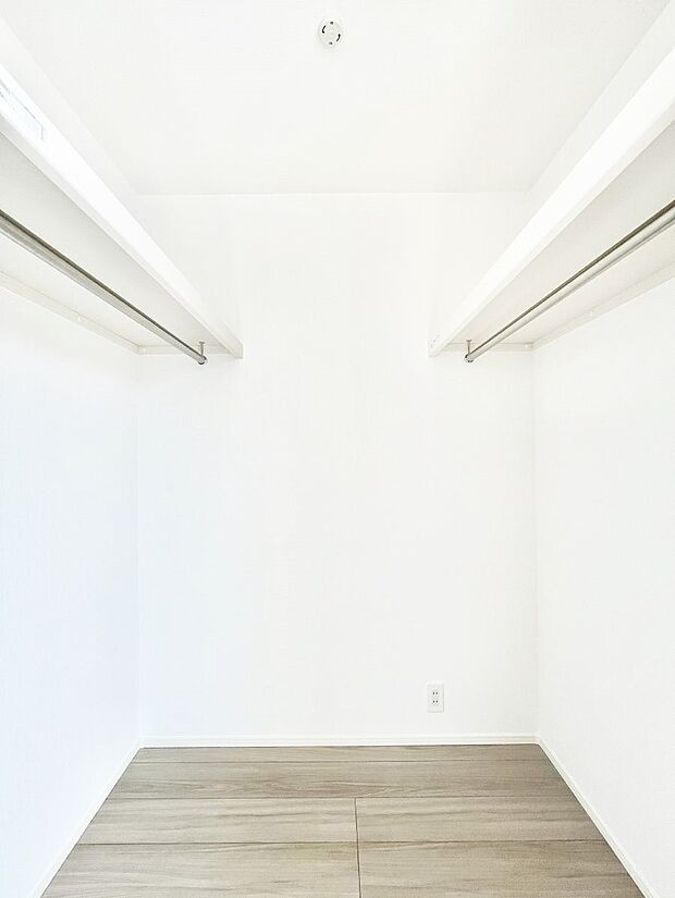 〜Walk-in Closet〜　必要なものやコーディネートを一覧して確認でき、身支度や準備が短時間で済むウォークインクローゼットを設置しました。家の中をすっきりとさせる便利な収納スペースです。