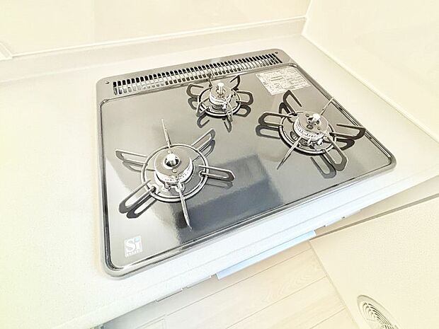 ガスコンロはSiセンサー搭載。火力調節や焦げ付き・消し忘れも防いでくれます。