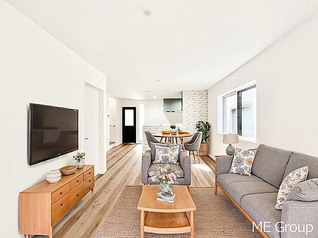 〜Living〜　飽きの来ないシンプルでおしゃれなLDK。大きな窓から日差しが差し込むので室内も明るく、家族の憩いの場としてピッタリです。開放感と日当たりの良さを是非ご覧ください！　※家具はCGです