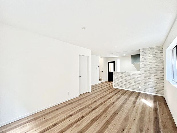 〜Living〜 家族の食事や団らんのほか、子どもを遊ばせたり、友人を招いたりするLDKは住まいの中心。長時間過ごす場所だから、その空間は住まい全体の居心地を左右します。