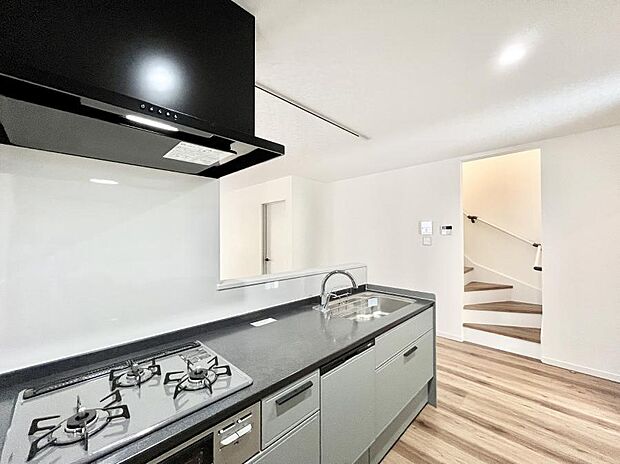 〜Kitchen〜  リビングが見渡せるカウンターキッチン。  料理をしながら家族とコミュニケーションをとれるだけでなく、大きな開放感も得ることができます。  お子様の成長も感じることができますね！