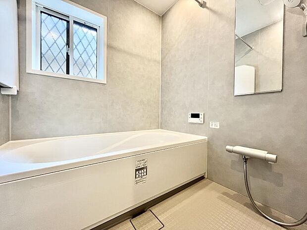 〜Bath Room〜　足を伸ばして入浴することが可能！一日の疲れを癒す貴重なバスタイムです。お子様とご一緒でも十分な広さなので、リビングとは違った家族団欒のひと時をお楽しみいただけます。
