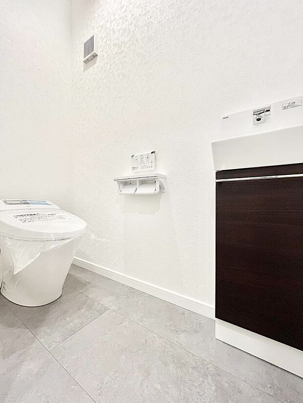 〜Toilet〜　綺麗・スッキリ・快適なウォシュレット付トイレでくつろげる空間です。採光もあり明るく、快適空間となっております♪手洗い器・収納付き。毎日使う場所だからの配慮です。