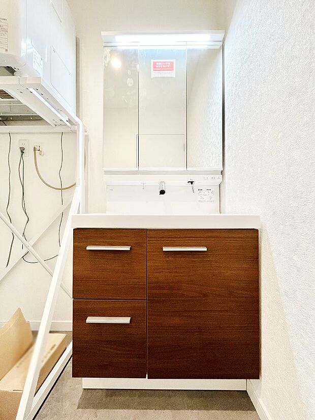 〜Dressing Room〜　十分な大きさの洗面台は収納もさる事ながら、身だしなみチェックや歯磨きなど、朝の慌ただしい時間でもホテルライクなスペースで余裕とゆとりを感じて頂けます。