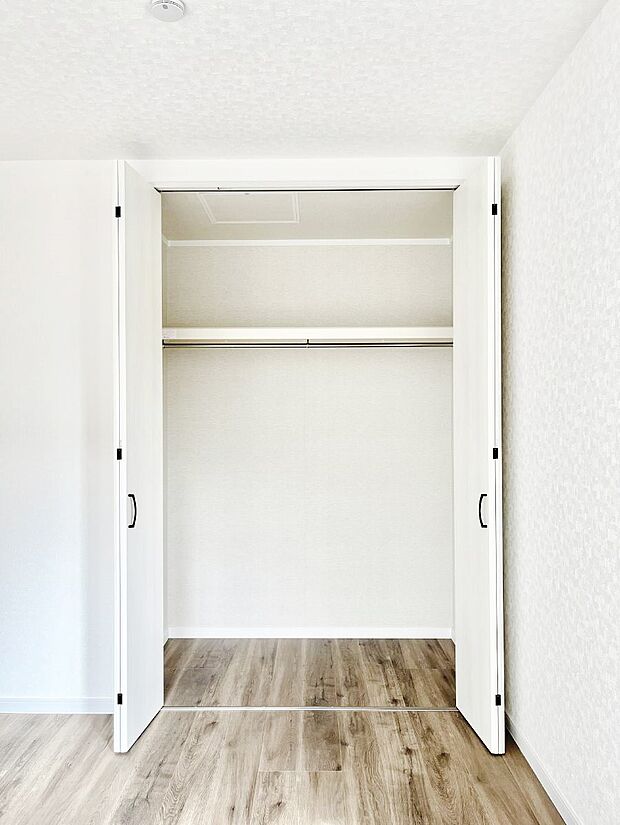 〜Closet〜　壁面クローゼットがあればタンスを置く必要がなく、出っ張りのないスッキリ空間を維持できます。限られたスペースを有効に活用できそう。季節の衣類や趣味の品などたっぷり収納出来ますね♪