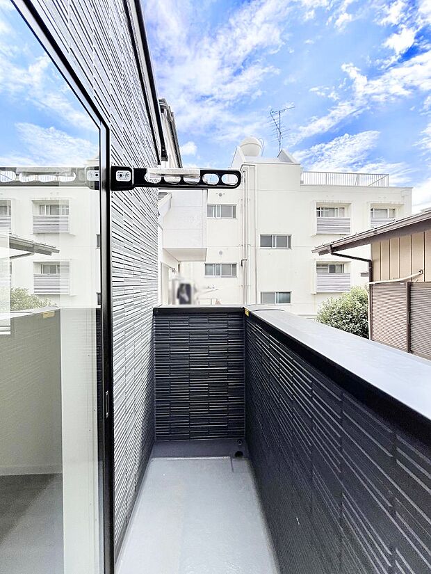 〜Balcony〜　大きな空に囲まれた気持ちのいい家。バルコニーを覗くだけで圧倒的な開放感に包まれます。バルコニーは陽がさしこみお布団や洗濯物を気持ちよく干すことができます。